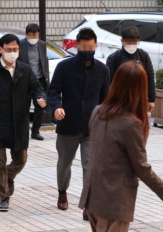 옵티머스자산운용 펀드 사기와 관련해 박모 전 해덕파워웨이 전 대표와 세보테크 강모 총괄이사, M사 회장 오모씨가 12일 오전 서울 서초구 서울중앙지방법원에서 열린 영장실질심사에 출석하고 있다. [연합뉴스]