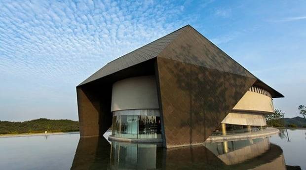 물 위에 떠 있는 노아의 방주를 형상화한 아일랜드 방주교회. 재일교포 건축가 이타미 준의 유작이다.