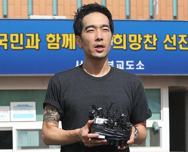 미성년자 성폭행 및 성추행 혐의로 구속된 그룹 룰라 출신 고영욱이 2015년 7월 10일 오전 구로구 천왕동 서울남부교도소에서 복역을 마친 뒤 만기 출소해 취재진과 인터뷰 하는 모습/사진=머니투데이 DB