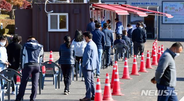 [화순=뉴시스] 류형근 기자 = 12일 오전 전남 화순군 화순읍 이용대체육관 주차장에서 신종 코로나바이러스 감염증(코로나19) 선별검사가 진행되고 있다. 화순에서는 요양보호사가 코로나19 확진 판정을 받았다. 2020.11.12.  hgryu77@newsis.com