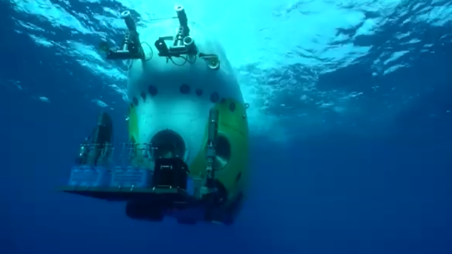 중국이 만든 유인 잠수함 ‘펀더저우’가 자체 최고 기록인 수심 1만 909m를 잠수하는데 성공했다.
