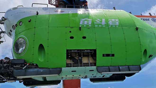 중국이 만든 유인 잠수함 ‘펀더저우’가 자체 최고 기록인 수심 1만 909m를 잠수하는데 성공했다.