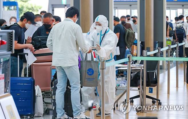 출국 수속 밟는 베이징 직항 탑승객들 2020년 9월 4일 오후 인천국제공항에서 현대자동차가 마련한 베이징행 전세기 탑승자들이 탑승 수속을 밟기 위해 대기하고 있다. [연합뉴스 자료사진]