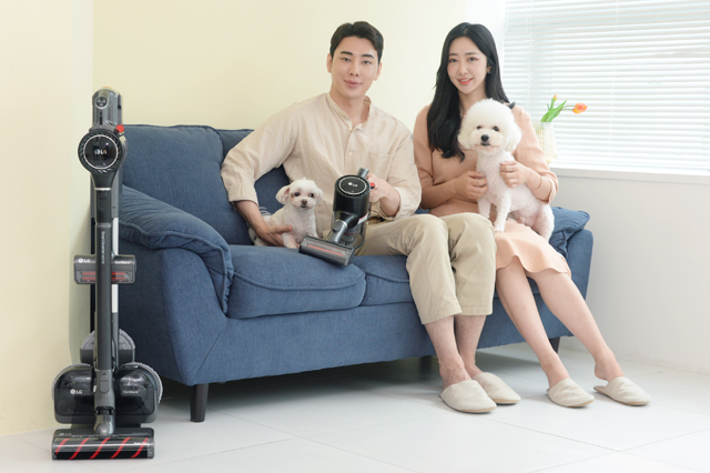 LG전자 모델들이 반려동물을 키우는 고객들을 위해 출시된 무선청소기 'LG 코드제로 A9S 펫 씽큐'를 소개하고 있다. /LG전자 제공