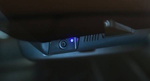 최근 현대·기아차와 제네시스에 적용되고 있는 빌트인캠이 이른바 쓸모없는 옵션 취급을 받고 있다.