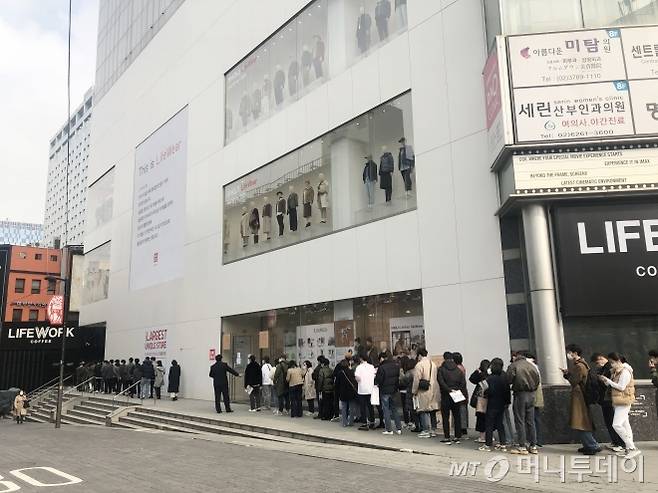 13일 오전 서울 중구 유니클로 명동중앙점에 +J 컬렉션을 사기 위해 손님들이 매장으로 천천히 진입하고 있다/사진=오정은 기자