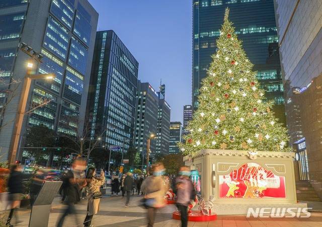 [서울=뉴시스] 연말연시를 앞두고 서울시 강남구 테헤란로에 위치한 무역센터점 앞에 대형 크리스마스 트리가 설치돼 있다. (사진= 뉴시스 DB) photo@newsis.com