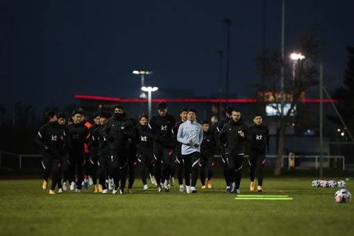 축구국가대표팀은 15일(한국시간) 오스트리아에서 멕시코를 상대로 평가전을 치른다. 유난히 쓰라린 기억을 많이 안겼던 멕시코를 A매치 500승의 제물로 삼을 수 있을지 궁금하다. 오스트리아 캠프에서 훈련 중인 대표팀. 사진제공｜대한축구협회