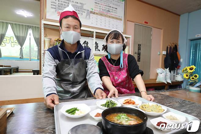 염소요리 전문식당을 함께 운영하는 귀농 6년차 '염소아빠' 김영민씨와 부인 성정미씨. 2020.10.23/뉴스1 © News1 공정식 기자