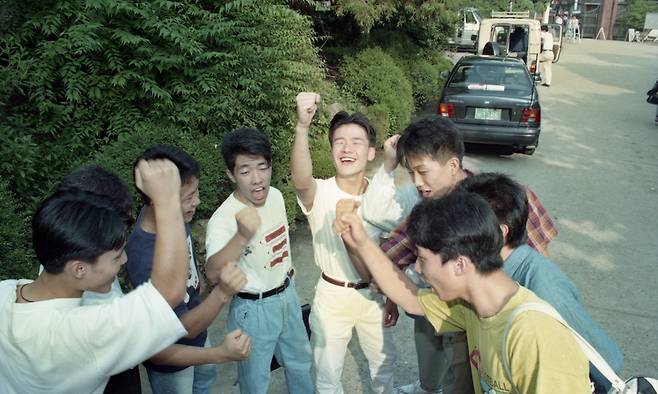후배들 격려받는 수험생 연합뉴스 자료사진