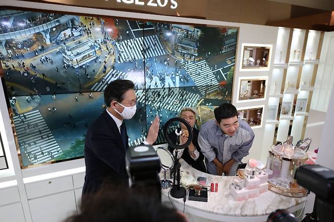 산업부 성윤모 장관이 역직구라이브 방송에 출연해 인사하고있다/사진제공=AK플라자