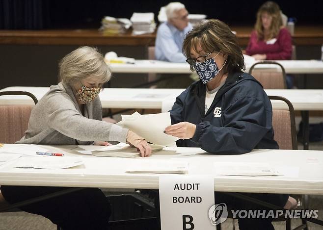 재검표 작업을 진행 중인 조지아주 개표 사무원 [AP=연합뉴스]