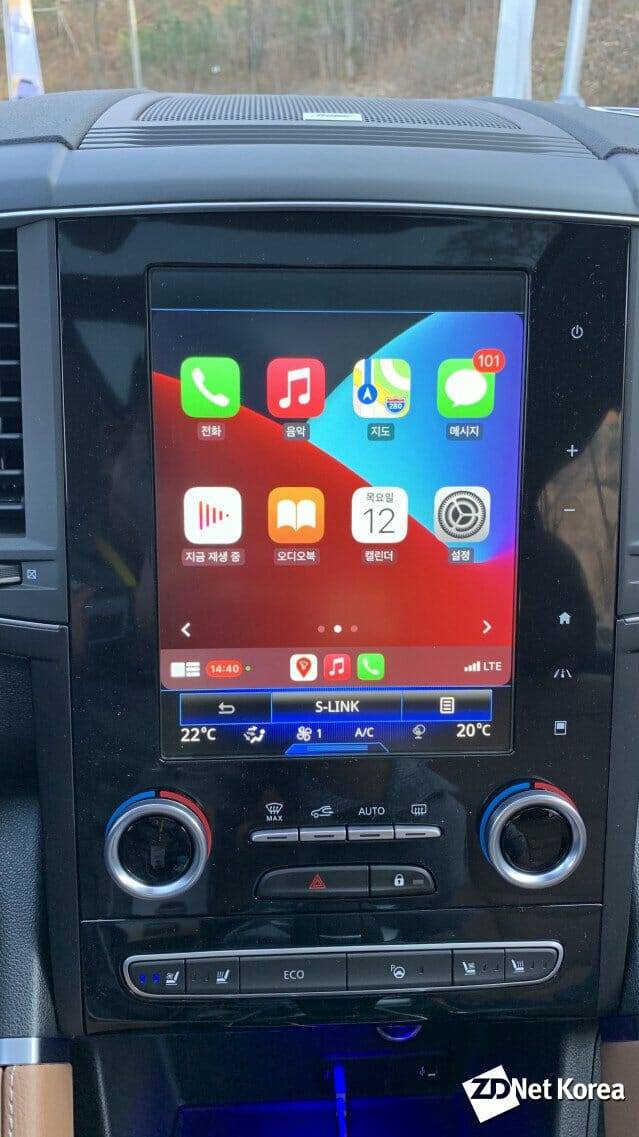 르노삼성차 뉴 QM6 디스플레이에 연결된 최신 버전의 애플 카플레이. 세로형 디스플레이 차량에도 최적화된 모습이다.