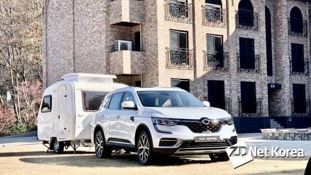 캠핑 트레일러와 연결된 르노삼성차 뉴 QM6