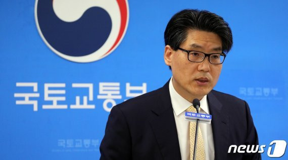 김상도 국토교통부 항공정책실장이 16일 정부세종청사 국토부에서 대한항공의 아시아나항공 인수합병과 관련된 내용을 설명하고 있다. 뉴스1