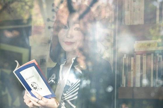 김이듬 시인이 지난 4일 자신의 시집 『히스테리아』를 펼쳐 보였다. 권혁재 사진전문기자