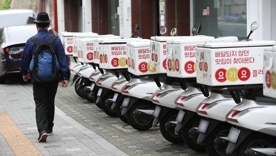 독일 배달 플랫폼 기업 딜리버리히어로가 16일 ’한국 공정거래위원회로부터 우아한형제들(배달의민족 운영사)과의 결합에 대해 딜리버리히어로코리아(요기요 운영사)의 매각을 승인 조건으로 한 심사보고서를 받았다“고 밝혔다. 연합뉴스