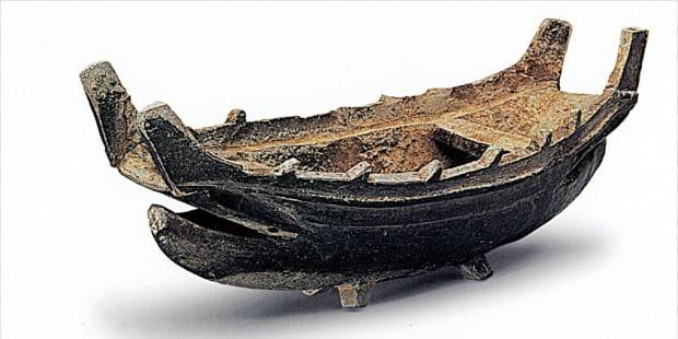 배 모양을 한 5세기 삼국시대 토기. 무덤 속 부장품이며, 비슷한 것이 일본 고분에서도 발견된다.