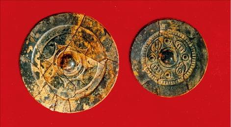 김해 양동리 고분에서 발굴된 청동거울.