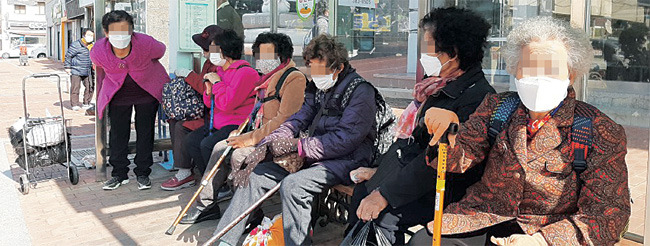 경북 군위 버스정류장엔 어르신들뿐 : 지난 3일 경북 군위군 군위읍 중앙길 버스정류장에서 어르신들이 줄지어 앉아 버스를 기다리고 있다. 군위는 2014년부터 소멸고위험지역으로 분류됐다.   박천학 기자