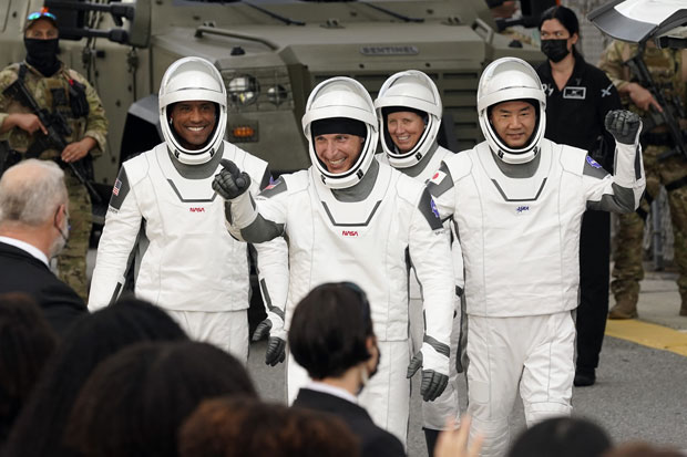 15일(현지시간) 미국 우주탐사기업 스페이스X가 우주비행사 4명을 국제우주정거장(ISS)으로 쏘아 올리는 데 성공했다. 왼쪽부터 빅터 글로버, 마이클 홉킨스, 섀넌 워커, 소이치 노구치./사진=AP 연합뉴스