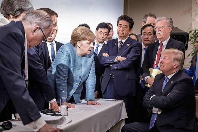 ⓒAFP PHOTO2018년 6월9일 캐나다에서 열린 G7 정상회담에서 트럼프 미국 대통령이 팔짱을 낀 채 앉아 있다.