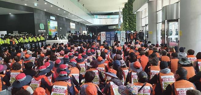 한수원 본사 로비 점거한 조합원들 [민주노총 발전분과위원회 제공. 재판매 및 DB 금지]