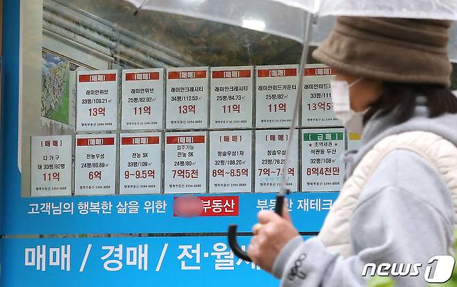 서울의 한 아파트 단지 부동산 정보란에 전세매물 품귀현상을 보이고 있다. © News1 임세영 기자