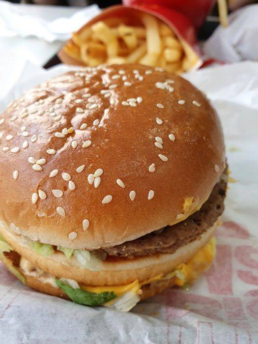 13일 기자가 사서 먹어본 맥도날드 빅맥.