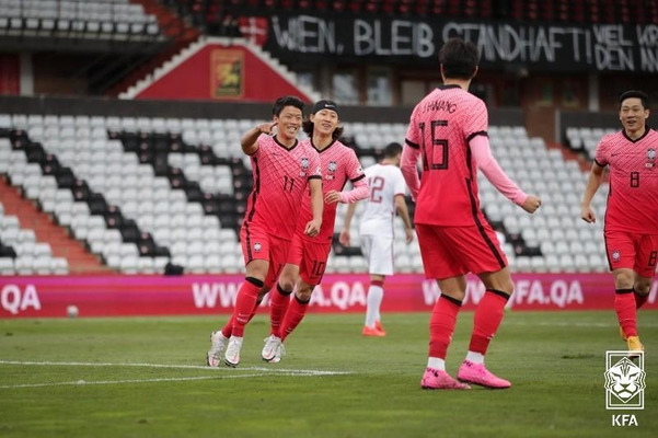 17일 오후(한국 시각) 오스트리아 마리아 엔처스도르프의 BSFZ 아레나에서 열린 한국과 카타르의 축구대표팀 평가전. 황희찬이 선제골을 터트린 뒤 기뻐하고 있다.