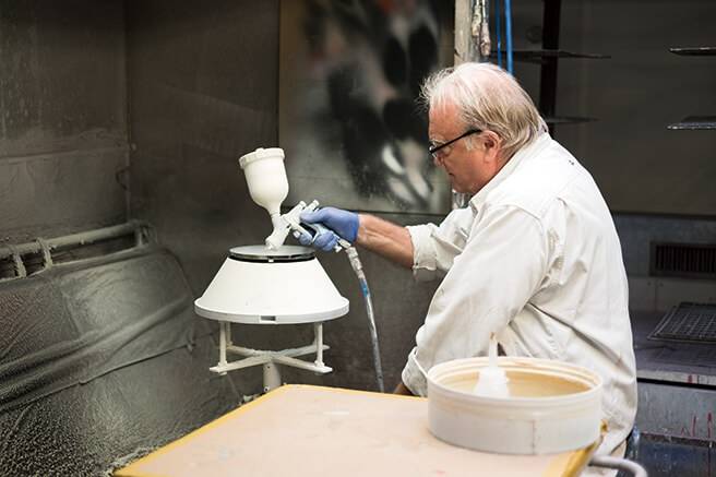 조명 갓 안쪽은 손으로 페인트 작업과 코팅 과정을 거친다.