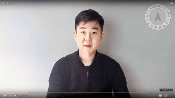 김정남의 아들 김한솔이 2017년 3월 8일 자유조선 유튜브에 올린 동영상. 이 인물은 자신이 김한솔이고, 며칠 전에 아버지가 사망했다고 밝혔다. [유튜브 캡처]