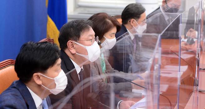 김태년 더불어민주당 원내대표가 17일 국회에서 열린 원내대책회의에서 발언하고 있다.연합뉴스