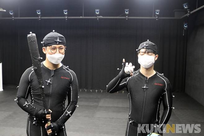 ▲ 슈트를 착용한 강한결·문대찬 기자. 사진=김찬홍 기자