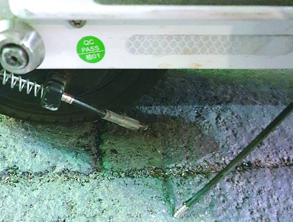 브레이크 스노클이 훼손된 킥보드의 모습. 온라인 커뮤니티 캡처