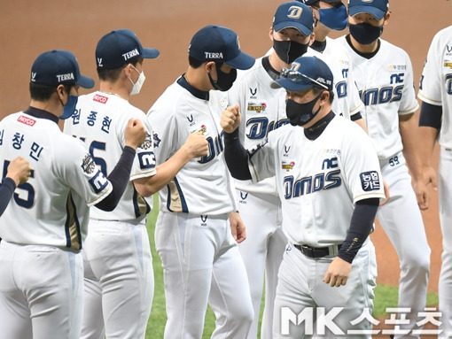 17일 오후 고척스카이돔에서 2020 포스트시즌 NC 다이노스와 두산 베어스의 한국시리즈 1차전이 벌어졌다. 이동욱 NC 감독이 개막식에서 선수들과 하이파이브를 하며 입장하고 있다. 사진(서울 고척)=김재현 기자