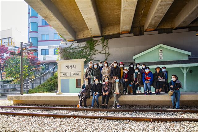 올해 마지막 투어 참가자들이 경의선책거리역에서 포즈를 취하고 있다.