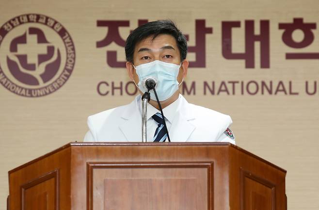 11월 17일 오전 광주 동구 전남대학교병원에서 병원장 직무대행 김성진 진료처장이 신종 코로나바이러스(코로나19) 감염증 원내 감염에 따른 긴급 브리핑을 하고 있다. ⓒ연합뉴스