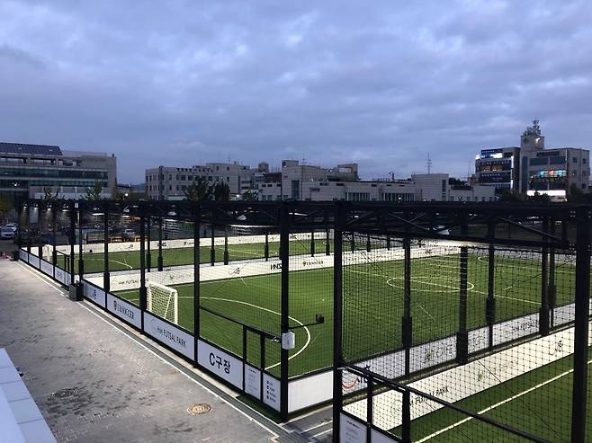 ▲ 경기도 시흥시 정왕동에 개장한 HM풋살파크 ⓒHNS