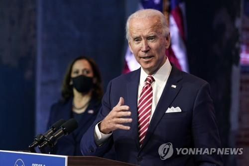 바이든 대통령 당선인과 마스크 쓴 해리스 부통령 당선인 [AP=연합뉴스]