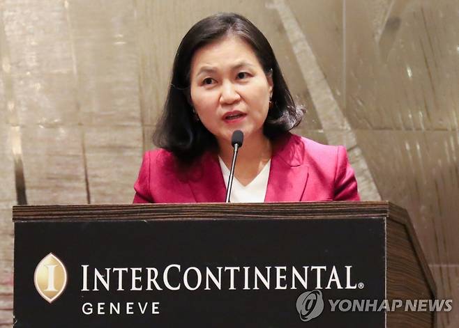 유명희 통상교섭본부장 10월 16일 유명희 산업통상자원부 통상교섭본부장이 스위스 제네바 인터콘티넨탈 호텔에서 제네바 주재 각국 대사들을 초청해 개최한 리셉션에서 발언하고 있다. [연합뉴스 자료 사진·재판매 및 DB 금지]