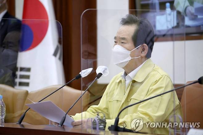 '사회적 거리두기' 1.5단계 격상 논의 중대본 회의 주재하는 정세균 총리 (서울=연합뉴스) 김승두 기자 = 정세균 국무총리가 17일 오전 정부서울청사에서 열린 신종 코로나바이러스 감염증(코로나19) 대응 중앙재난안전대책본부(중대본) 회의를 주재하며 발언하고 있다.       이 회의에서 신종 코로나바이러스 감염증(코로나19) 확진자가 가파르게 증가하는 수도권과 강원도의 '사회적 거리두기'가 현행 1단계에서 1.5단계로 곧 격상될 것으로 보인다.  kimsdoo@yna.co.kr