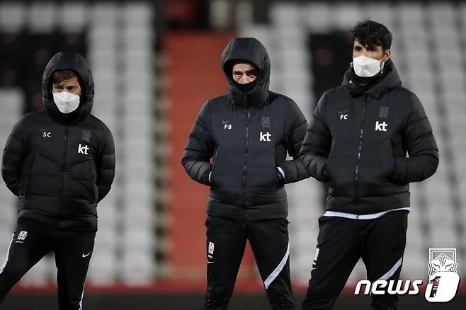 남자축구 국가대표팀 파울루 벤투 감독(가운데)이 16일(현지시간) 오스트리아 마리아엔처스도로프 BSFZ아레나에서 대표팀 훈련을 지켜보고 있다. (대한축구협회 제공) 2020.11.17/뉴스1