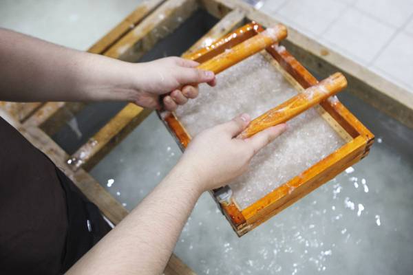 원주 한지테마파크의 한지물 뜨기. 한국관광공사 제공