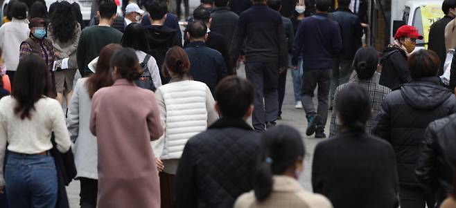 18일 서울 시내에서 직장인들이 점심 식사를 위해 이동하고 있다. 이날 코로나19 신규 확진자 수는 300명대로 급증했다. 서울·경기는 19일 0시부터 12월 2일 자정까지 거리두기를 1.5단계로 올린다. [연합]