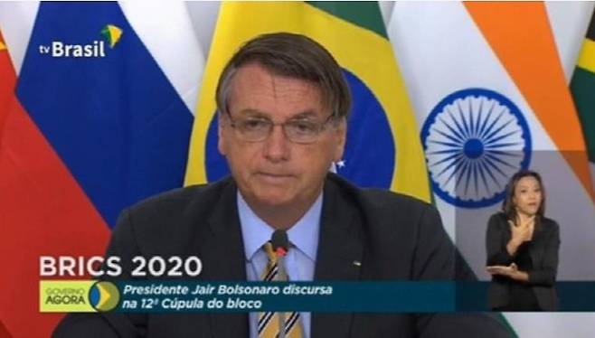 브릭스 정상회의 화상연설 하는 브라질 대통령 보우소나루 대통령이 17일(현지시간) 브릭스 제12차 정상회의 화상 연설을 통해 아마존 열대우림에서 불법적으로 반출되는 목재를 수입하는 국가 명단을 발표하겠다고 밝혔다. [브라질 국영 TV 브라질]