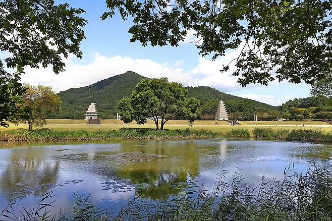 미륵사지 석탑(왼쪽)과 동탑은 처음에 모양과 높이가 같았을 것으로 추정되는 쌍둥이 탑이다. 그러나 복원 및 보수의 개념과 방법이 달랐기 때문에, 지금 두 탑은 전혀 다른 모습과 느낌으로 다가온다. [사진/조보희 기자]