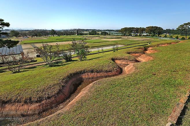 왕궁리 후원 영역에 물을 흐르게 만든 곡수로 흔적 [사진/조보희 기자]