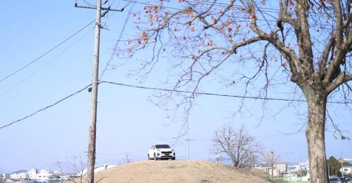 고분 위에 주차된 승용차 [경주시 제공. 재판매 및 DB금지]