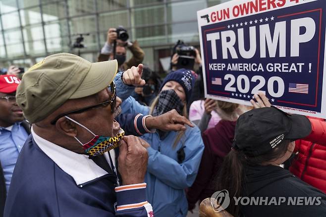 미 미시간 개표장 밖에서 언쟁하는 트럼프-바이든 지지자 (디트로이트 AP=연합뉴스) 미국 대선 개표 사흘째인 5일(현지시간) 미시간주 디트로이트의 TCF센터에 마련된 개표장 밖에 몰려와 개표 결과에 항의 시위를 벌이던 도널드 트럼프 대통령 지지자들(오른쪽)이 조 바이든 민주당 후보 지지자와 언쟁을 벌이고 있다. leekm@yna.co.kr
